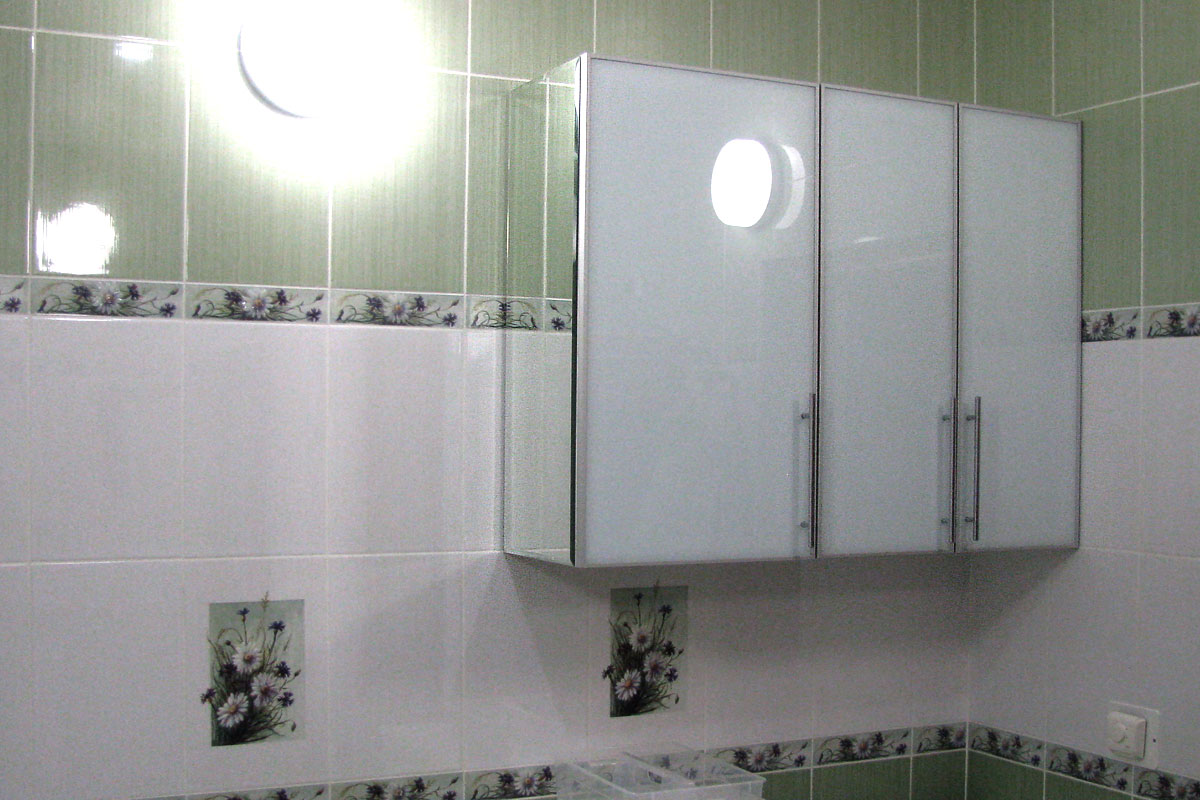 Шкаф в ванной комнате с фасадами в алюминиевой рамке. Фото: 3